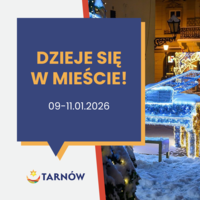 Na zdjęciu zasnieżona iluminacja fortepianu na rynku i napis "Dzieje się w mieście!"